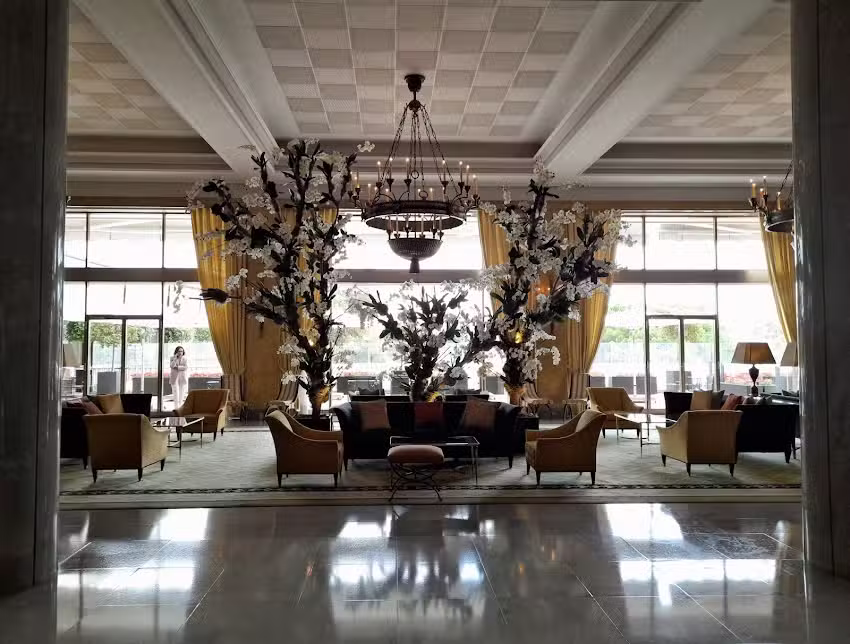 Almada Negreiros Lounge