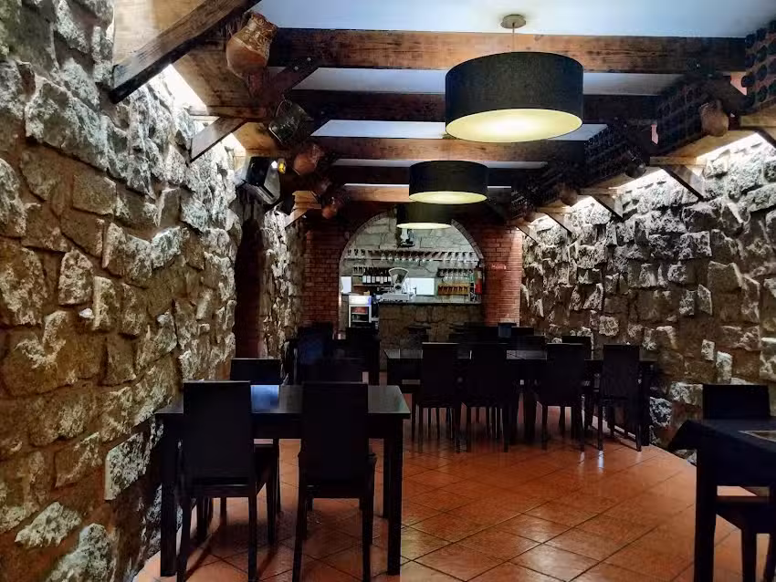 Amar&iacute;lis Tapas and Wine Bar