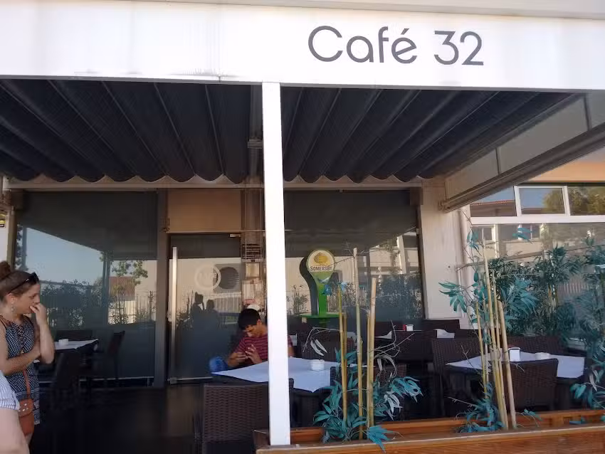 Caf&eacute; 32