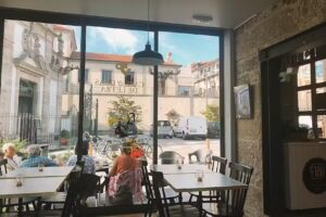 Caf&eacute; & Duas de Letra