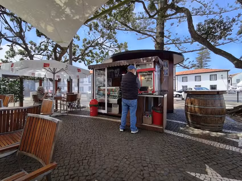 Caf&eacute; on the Plaza