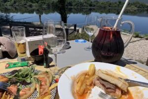 Cafeteria al lado del rio