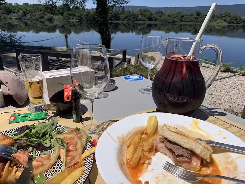 Cafeteria al lado del rio