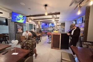 Campe&otilde;es Sports Caf&eacute; (Champions Sports Bar and Caf&eacute;)