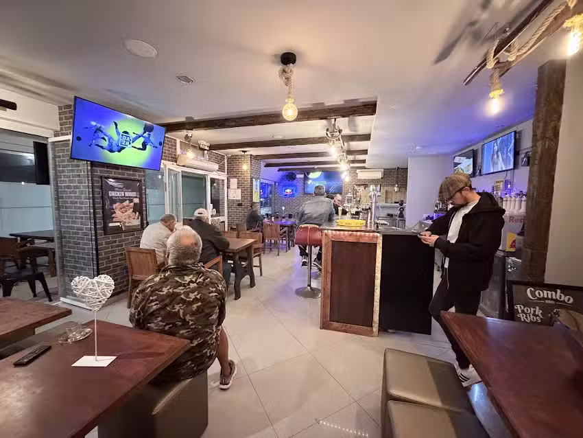 Campe&otilde;es Sports Caf&eacute; (Champions Sports Bar and Caf&eacute;)