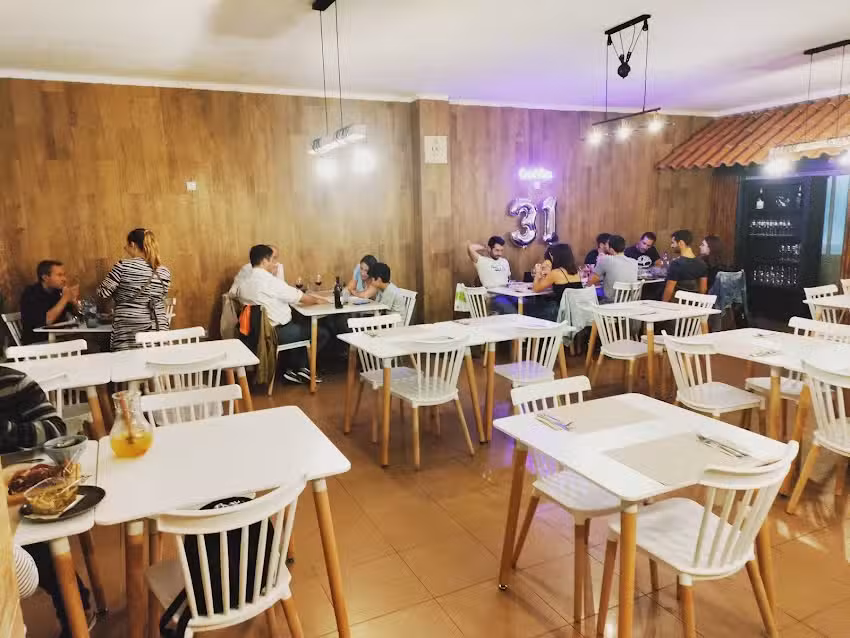 Carn&iacute;voro Steak, Wine & Friends