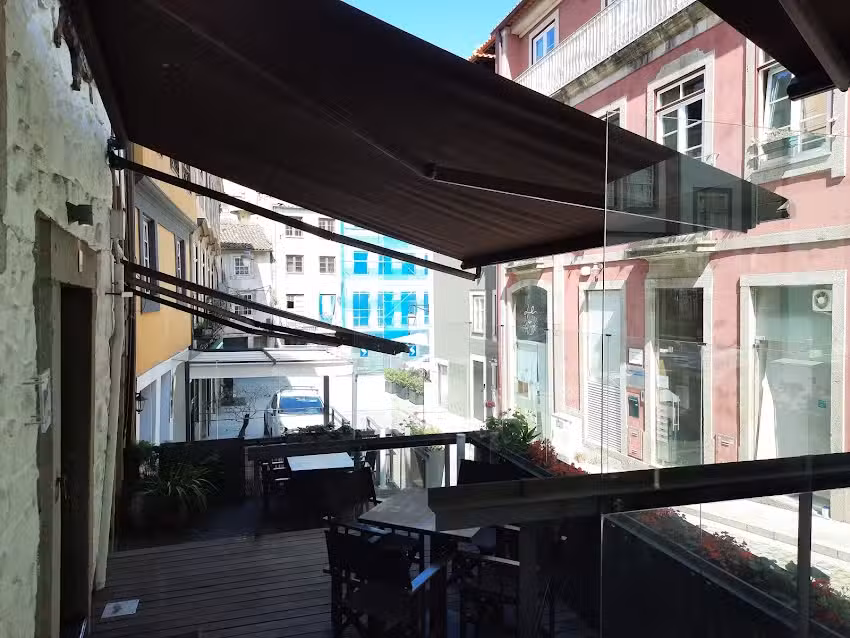 Casa da Pra&ccedil;a Velha &ndash; Guest House l Bistro l Caf&eacute;