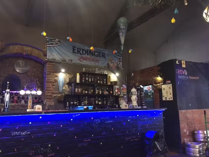 Crazy Dolphin Pub