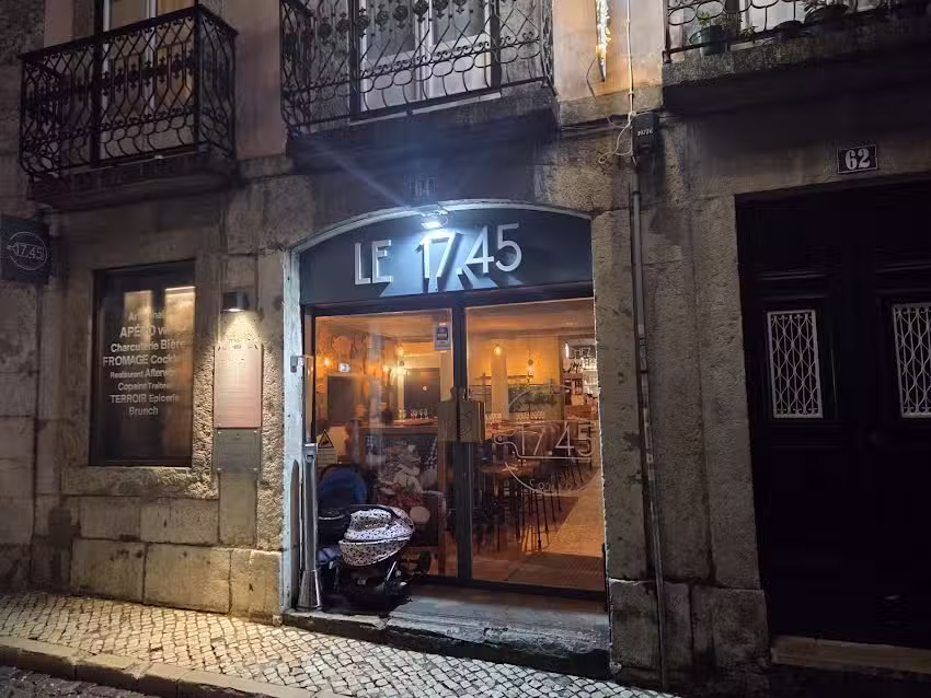 Le 17.45 Lisboa Bairro Alto – Composition of cheese and charcuterie boards