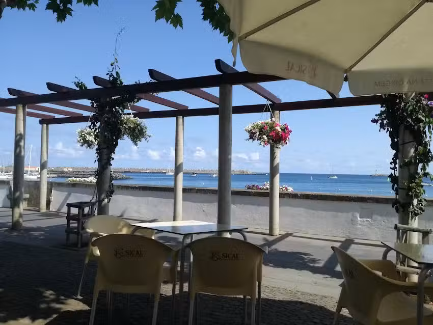 Lulu Caf&eacute; & Bar