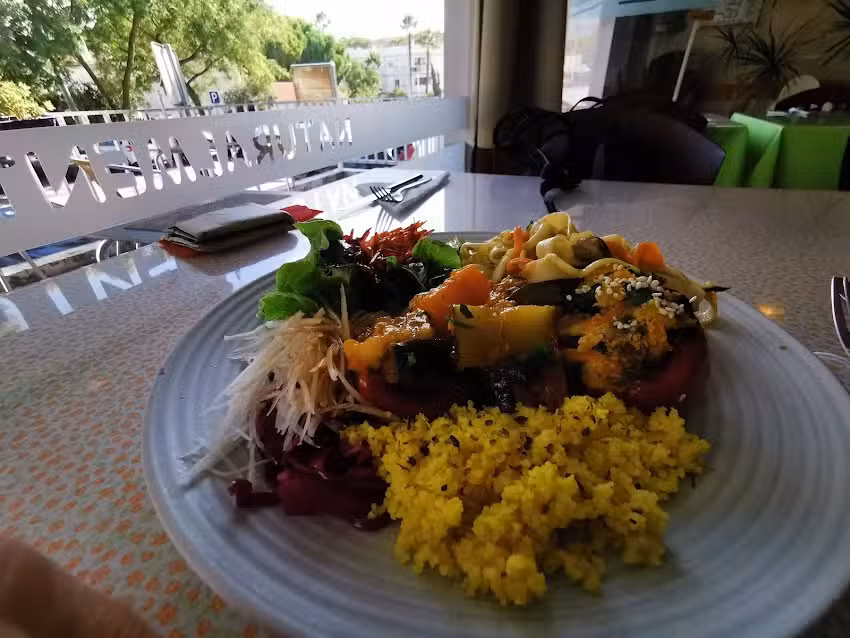 Naturalmente &ndash; Cozinha Natural e vegetariana & Sal&atilde;o de ch&aacute;