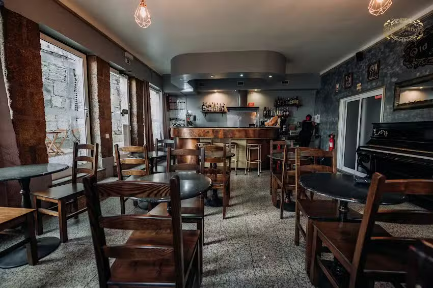 Old Piano Caf&eacute;