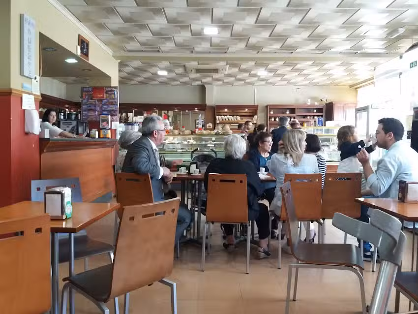 P&atilde;o Quente &ndash; Caf&eacute;, Padaria E Pastelaria, Lda.