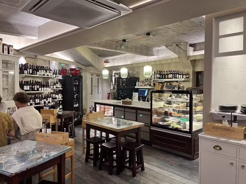 Petiscos e Vinhos Jose da Costa