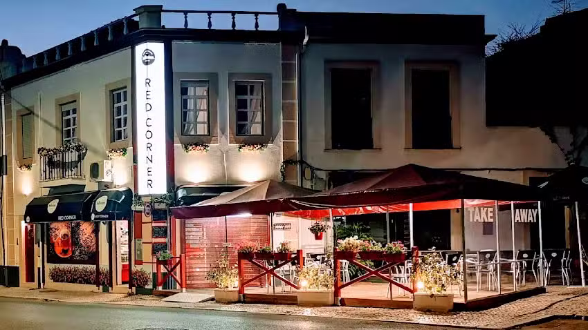 Red Corner Caf&eacute;