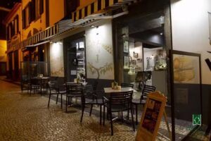 Regi&otilde;es House &ndash; Bar de Vinhos / Tapas