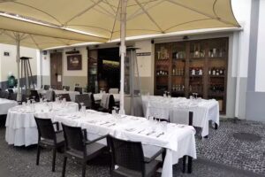 Restaurante L&aacute; ao Fundo