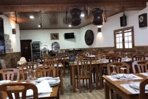 Restaurante &ldquo;Onde o Morto Matou o Vivo&rdquo;