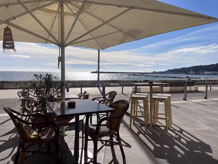 Ribas Bar 海の上で