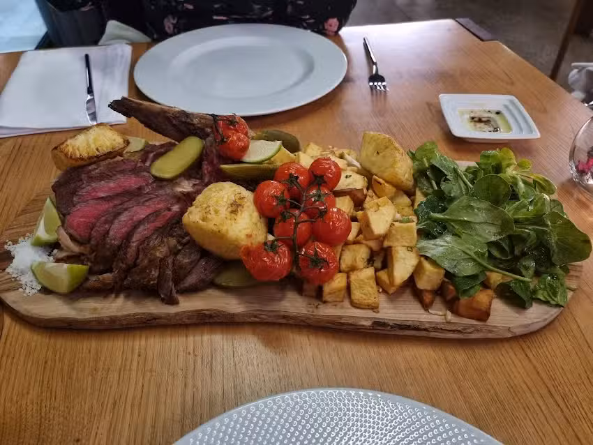 Roots Restaurant & Bar