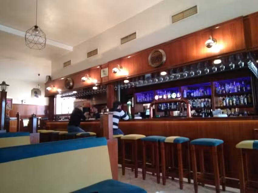 Sherlock Caf&eacute; & Pub Oliveira de Azem&eacute;is