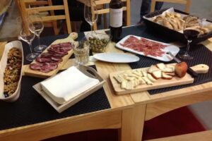 T&aacute;buas, Copos & Outras Cenas