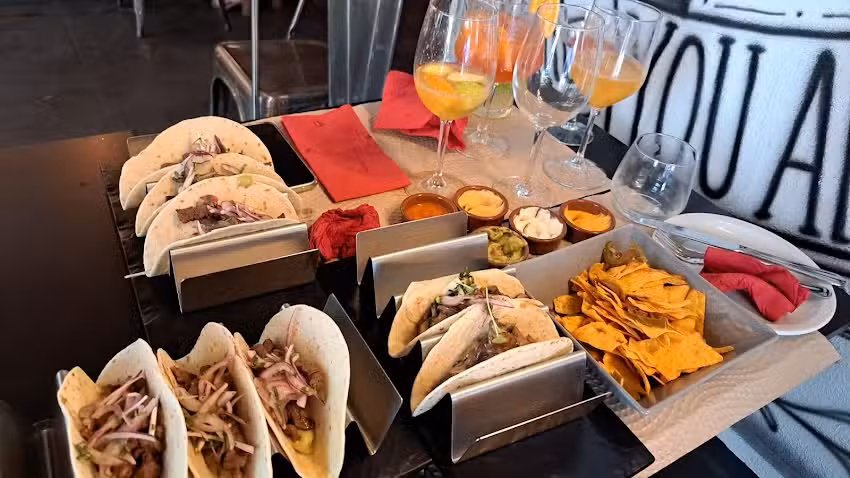 Tapas Y Besos